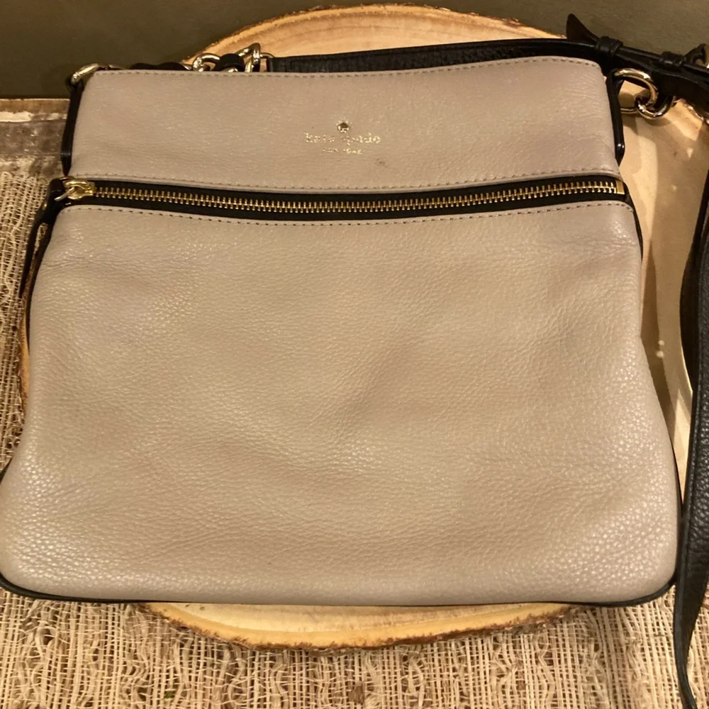 Kate Spade Cobble Hill‎ Ellen Taupe Pebbled Leather Crossbody Bag Chain Link